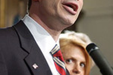 Tiết lộ mối quan hệ tay ba của một cựu Thống đốc Mỹ đồng tính