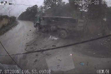 Ôm cua bất cẩn xe ben lao thẳng vào hai xe đối diện