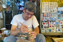 Ông lão 40 năm biến những khúc gỗ vô tri thành "báu vật" ở phố cổ