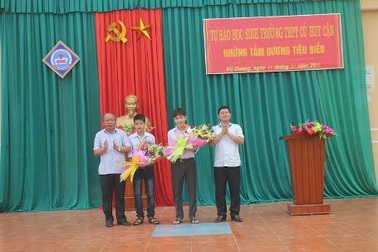 Khen thưởng học sinh dũng cảm lao xuống dòng lũ cứu thầy cô