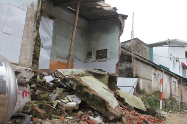 Thi công gây sụt lún, nứt nhà, hàng chục hộ dân sống bất an