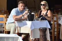 Trước thềm World Cup, thủ môn đội tuyển Anh tranh thủ cầu hôn bạn gái