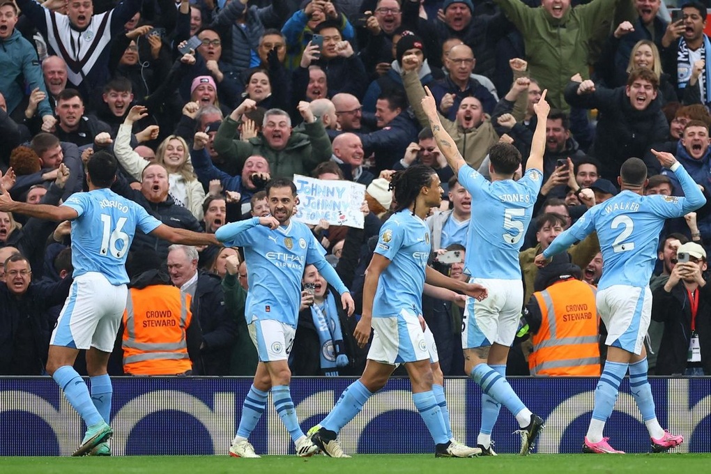 Liverpool chia điểm với Man City, Arsenal ăn mừng - 1