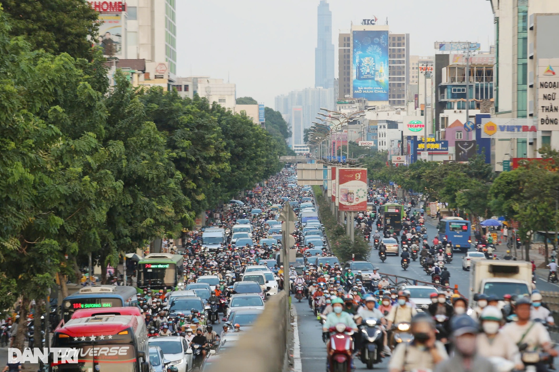 View - Hàng nghìn phương tiện kẹt cứng ở cửa ngõ sân bay Tân Sơn Nhất | Báo Dân trí