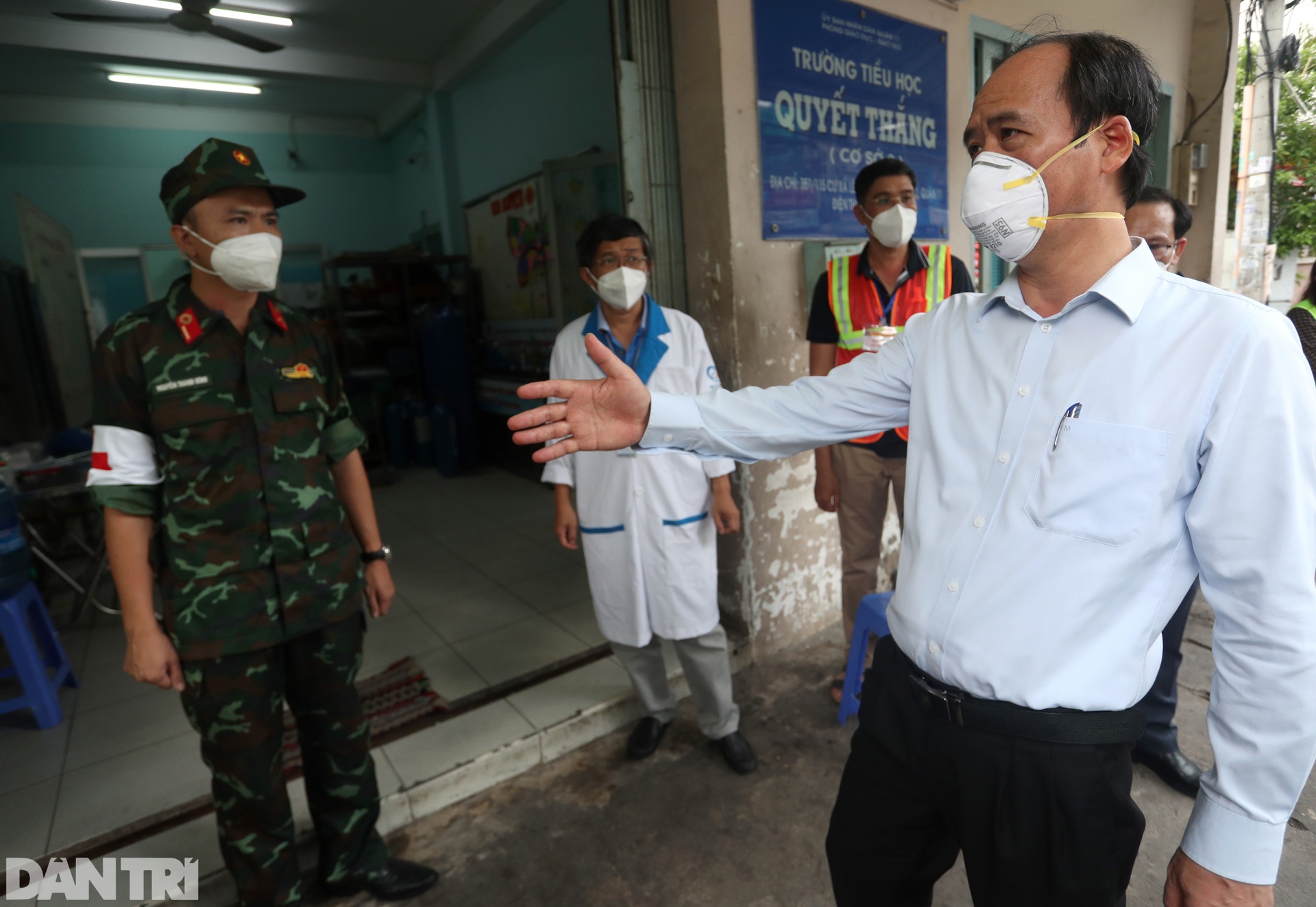 Thứ trưởng Bộ LĐ-TBXH đi từng nhà kiểm tra việc hỗ trợ người dân - 11