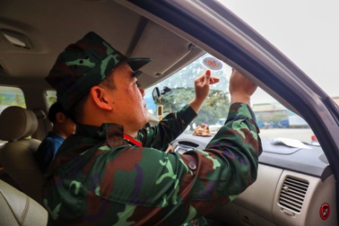 Xem kiểm định viên quân sự hỗ trợ trung tâm đăng kiểm xe cơ giới ở Hà Nội