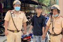 Nam thanh niên vứt xe bỏ chạy khi gặp CSGT