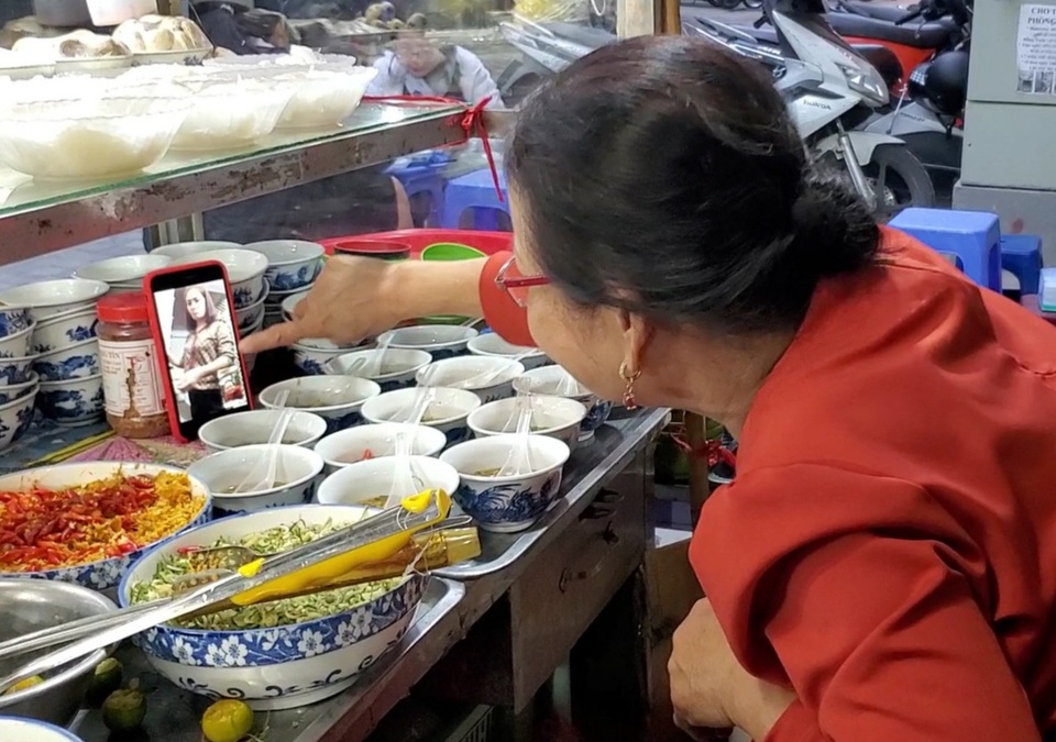 Hà Nội: Quán ốc đông khách của bà chủ chỉ dùng nụ cười, cử chỉ khi bán hàng - 5 Hà Nội: Quán ốc đông khách của bà chủ chỉ dùng nụ cười, cử chỉ khi bán hàng - 5