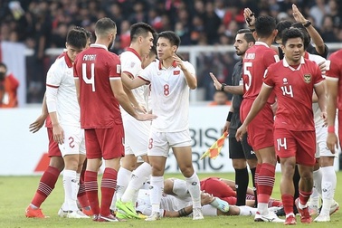 Cổ động viên Indonesia đòi VAR, cho rằng đội nhà bị oan