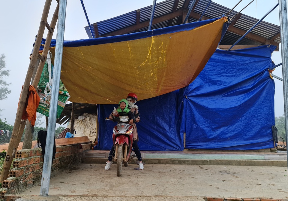 Vàng Thị Chim -cô giáo đầu tiên đến dạy tại cụm dân cư 8 không Đắk RMăng - 2 Vàng Thị Chim -cô giáo đầu tiên đến dạy tại cụm dân cư 8 không Đắk RMăng - 2