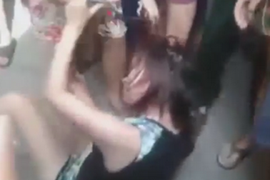 Clip “thiếu nữ bị cắt tóc vì ăn trộm” nổi bật nhất Internet tuần qua