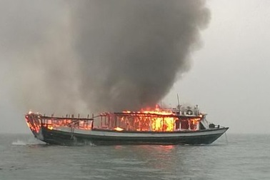 Cháy tàu trên vịnh Hạ Long: Dừng hoạt động đội tàu để xảy ra tai nạn