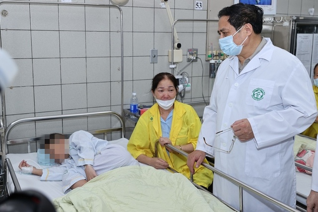 Thủ tướng đến thăm các nạn nhân vụ cháy chung cư mini - 3 Thủ tướng đến thăm các nạn nhân vụ cháy chung cư mini - 3