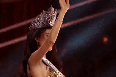 Tình huống Hoa hậu Bùi Quỳnh Hoa đội vương miện lệch gây cười đêm chung kết