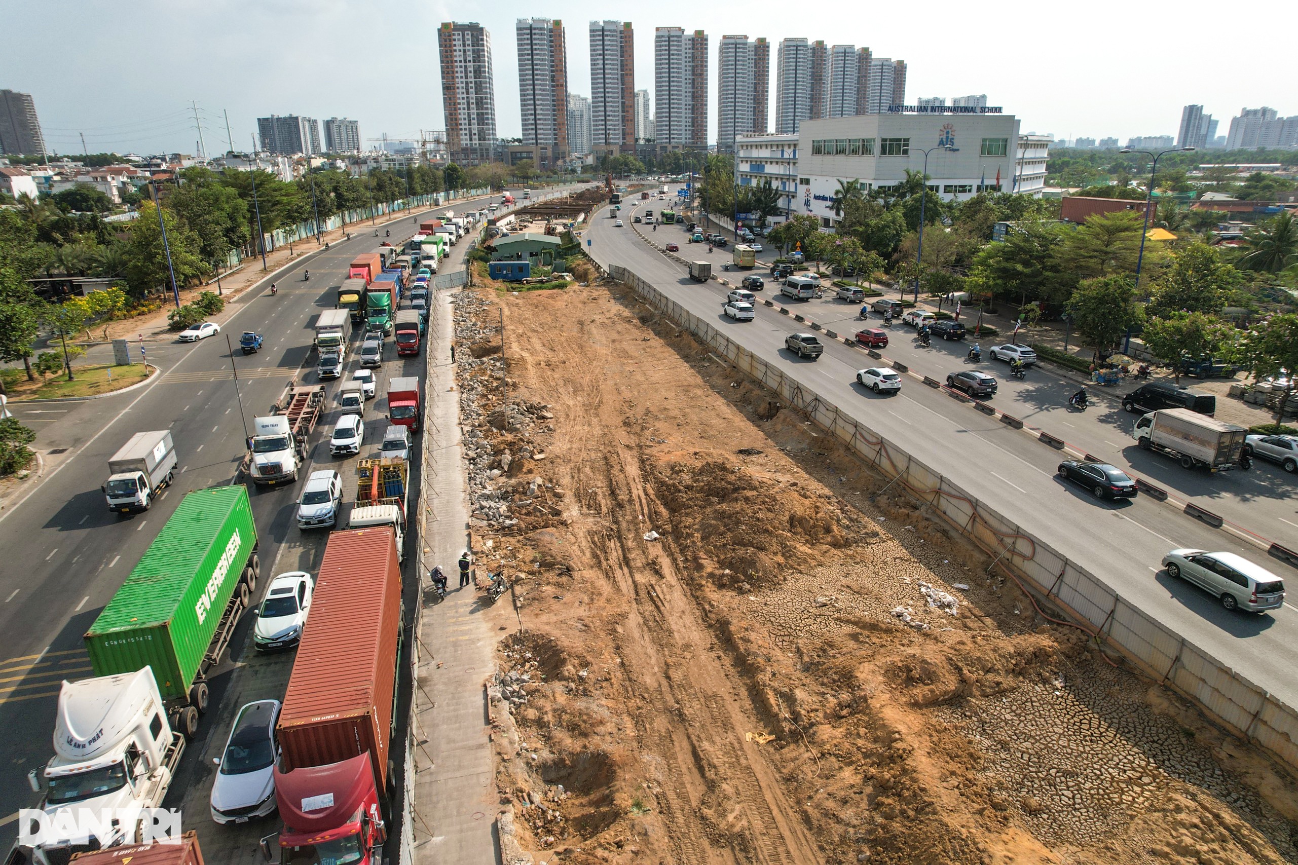 Công nhân phơi mình dưới nắng như lò lửa thi công nút giao lớn nhất TPHCM - 11