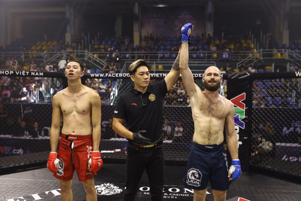 Võ sĩ 20 tuổi ngược dòng thắng ấn tượng tại giải MMA Championship - 5 Võ sĩ 20 tuổi ngược dòng thắng ấn tượng tại giải MMA Championship - 5