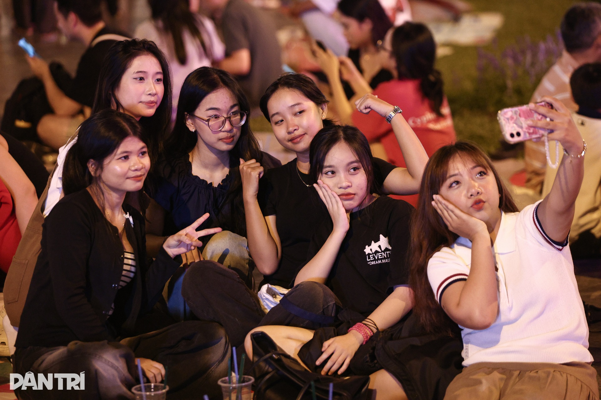 1.000km đèn LED thắp sáng Nhà thờ Đức Bà mùa Giáng sinh - 6