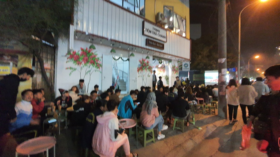 Đổ xô đi cổ vũ U22 Việt Nam: Hàng quán đông nghịt, hết hiệp 1 vẫn chưa có đồ ăn - 5 Đổ xô đi cổ vũ U22 Việt Nam: Hàng quán đông nghịt, hết hiệp 1 vẫn chưa có đồ ăn - 5