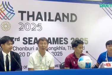 HLV Kim Sang Sik trả lời câu hỏi phóng viên Dân trí