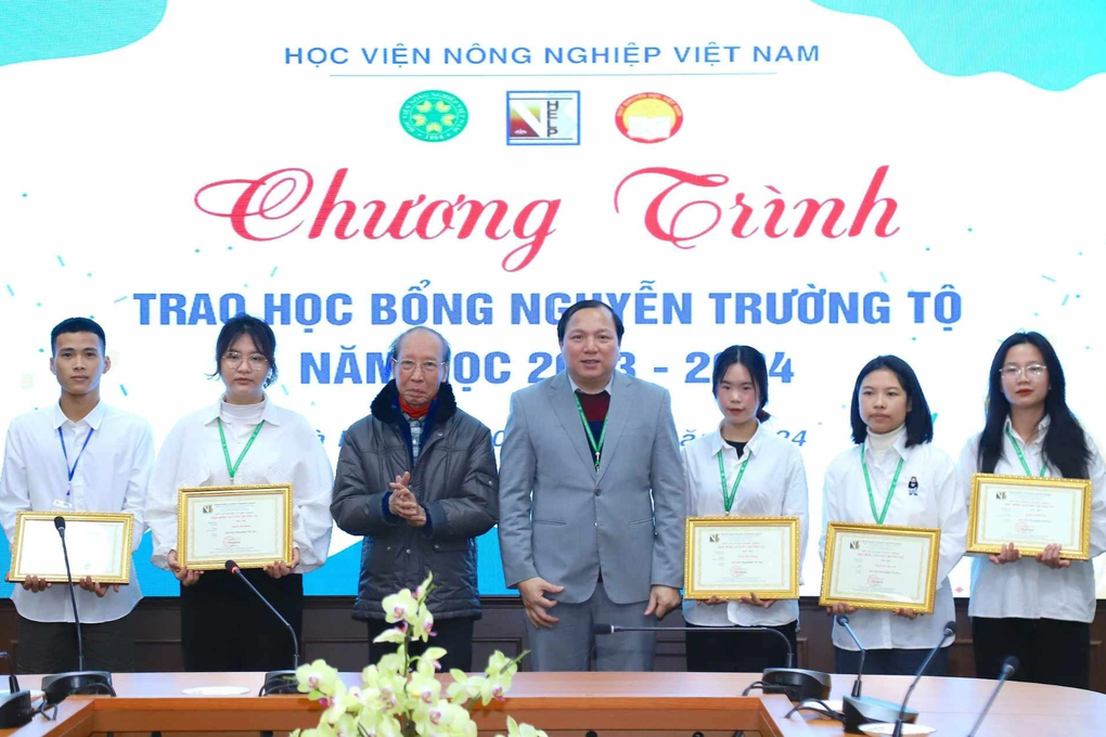 Học bổng Nguyễn Trường Tộ tiếp tục chắp cánh ước mơ cho sinh viên nghèo - 3 Học bổng Nguyễn Trường Tộ tiếp tục chắp cánh ước mơ cho sinh viên nghèo - 3