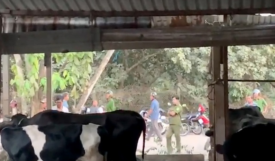 Công an Bình Dương làm việc với “hiệp sỹ” về vụ Tuấn “khỉ” - 4 Công an Bình Dương làm việc với “hiệp sỹ” về vụ Tuấn “khỉ” - 4