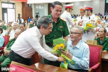 Quà tặng người có công tại TPHCM bằng hoặc cao hơn trước khi sáp nhập