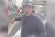 Người đàn ông chặn đầu ô tô, cầm đá đập nát kính chắn gió ở TPHCM