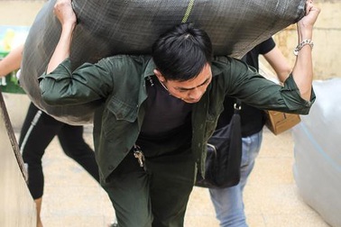 Cực nhọc nghề "cửu vạn" chợ Đồng Xuân