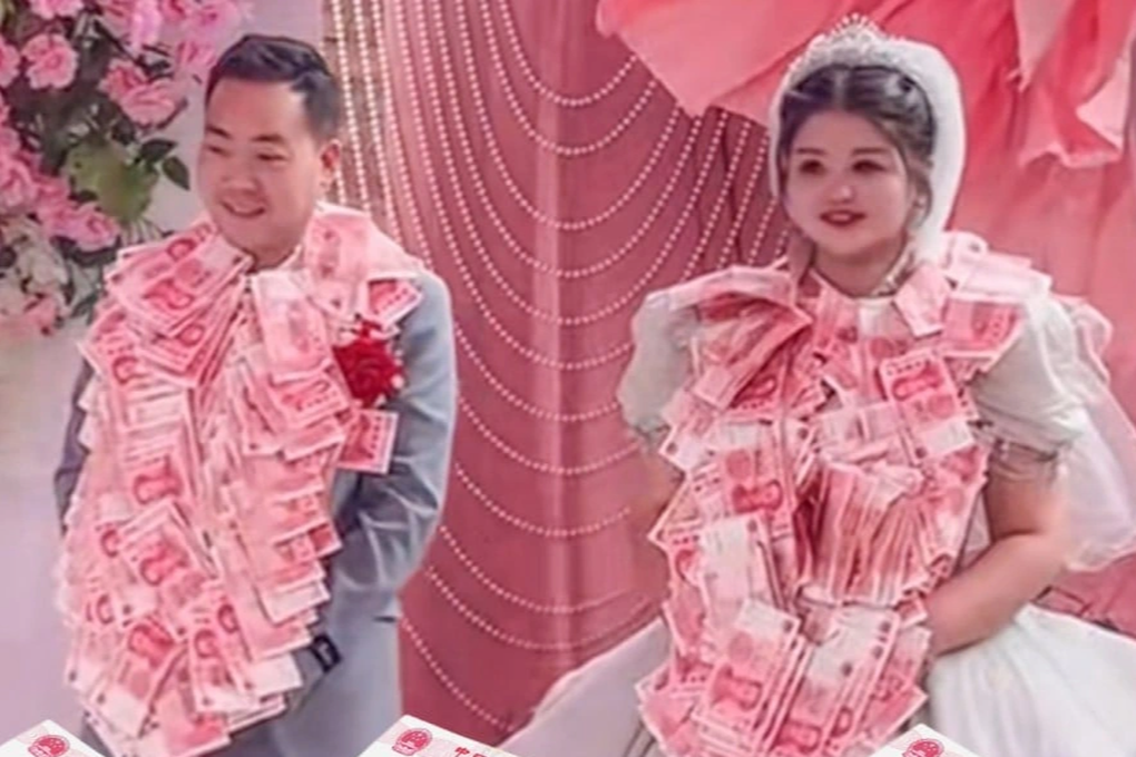 Cô dâu chú rể đeo vòng bằng tiền mặt nặng trĩu cổ là quà mừng từ 8 chị gái - 1 Cô dâu chú rể đeo vòng bằng tiền mặt nặng trĩu cổ là quà mừng từ 8 chị gái - 1