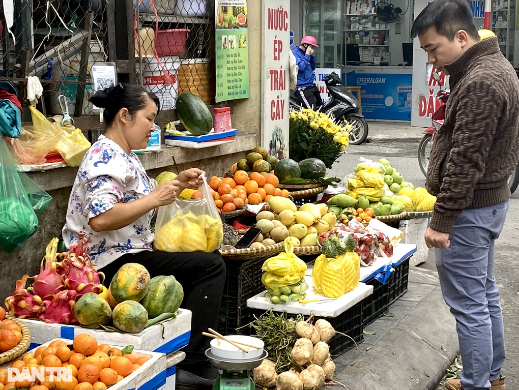 Bán hàng ngày Tết: Khách thử quần áo cả tiếng chưa mua; hoa tươi đắt hàng - 1 Bán hàng ngày Tết: Khách thử quần áo cả tiếng chưa mua; hoa tươi đắt hàng - 1