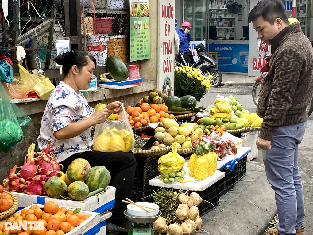 Bán hàng ngày Tết: Khách thử quần áo cả tiếng chưa mua; hoa tươi đắt hàng - 1