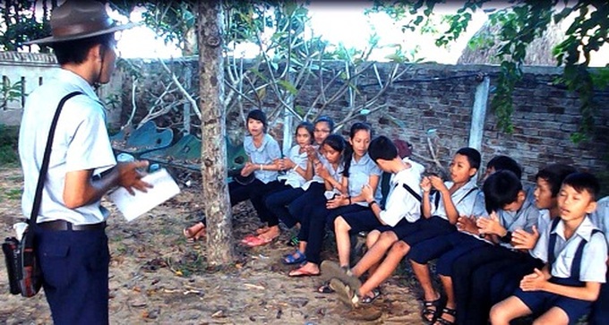 Các bạn từ các xã hỏi thăm nhau. ảnh:Huyền Trang