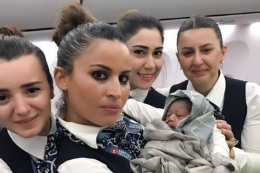 Du khách bất ngờ sinh con trên máy bay ở độ cao gần 13000m