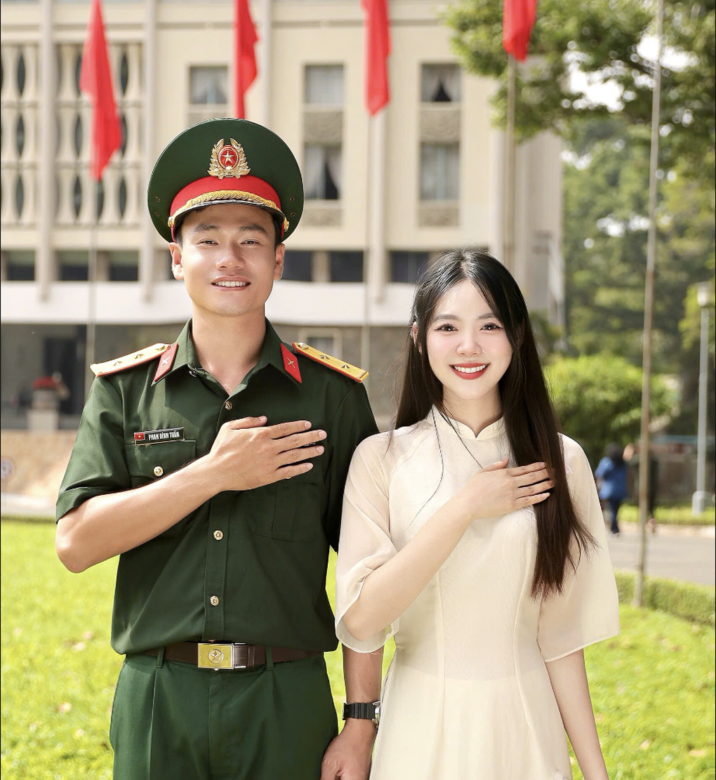 Nữ sinh bất ngờ được “chú bộ đội” cầu hôn trong lễ tốt nghiệp đại học - 3 Nữ sinh bất ngờ được “chú bộ đội” cầu hôn trong lễ tốt nghiệp đại học - 3