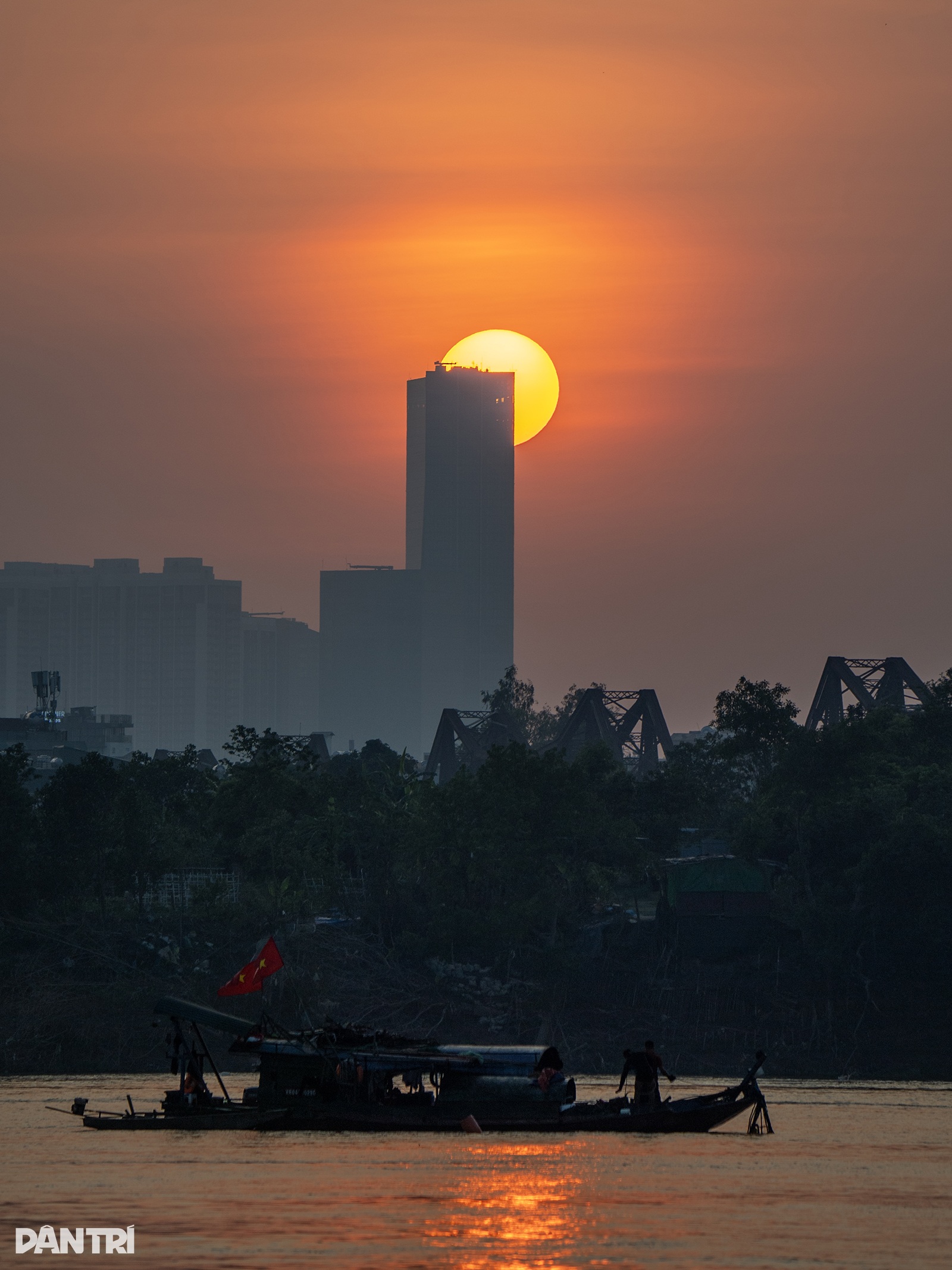 تماشای غروب دلانگیز اواخر پاییز بر روی دو پل معروف هانوی - 2 Ngắm hoàng hôn cuối thu rực rỡ trên 2 cây cầu nổi tiếng nhất Hà Nội - 2