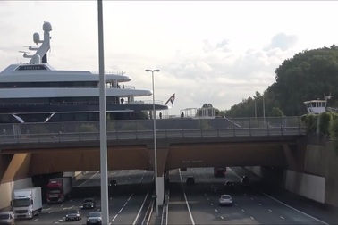 Nơi tàu thủy băng ngang qua đường, chạy trên đầu ô tô