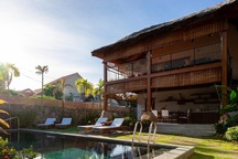 Ngỡ ngàng với biệt thự "sang chảnh" làm từ lá dừa ở Quảng Nam