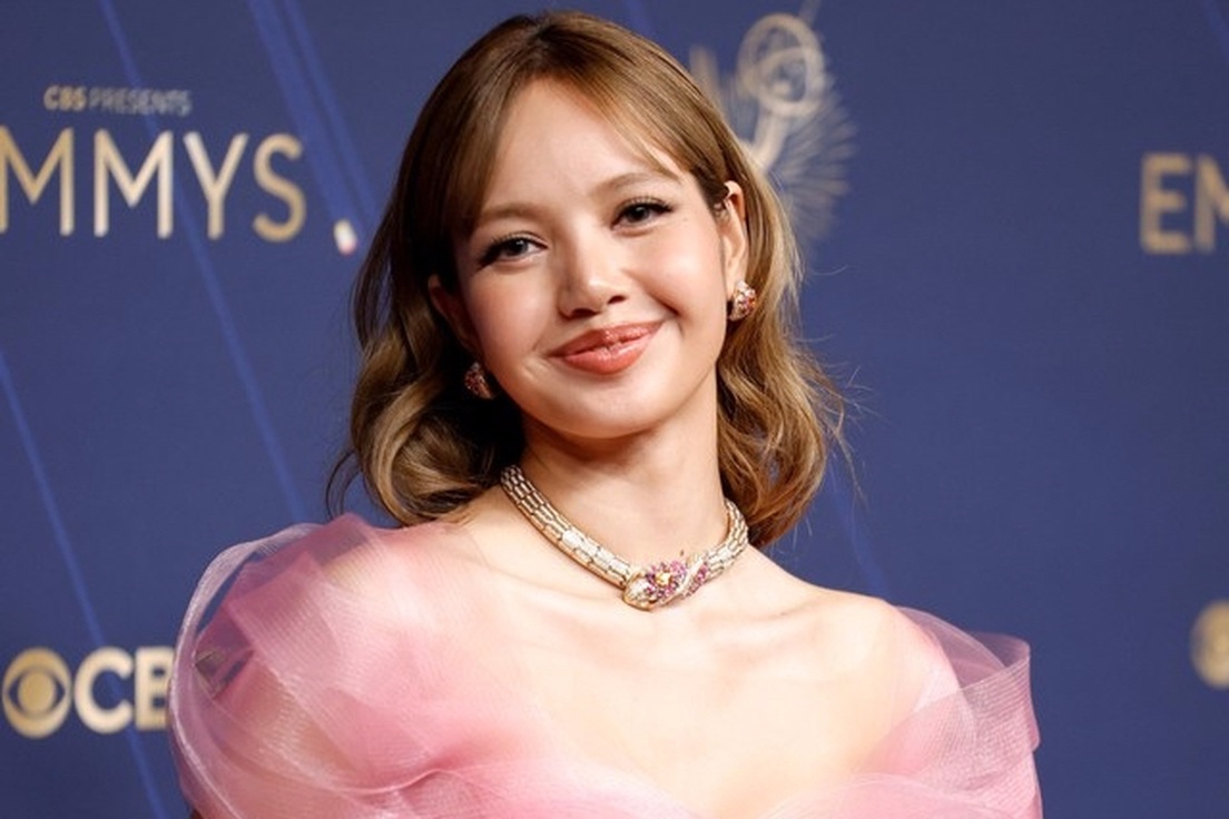 Lisa hóa công chúa dịu dàng, cô dâu tương lai Selena Gomez đẹp quyến rũ