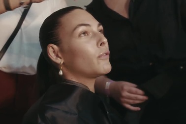 Người mẫu Vittoria Ceretti chuẩn bị sẵn sàng cho phần trình diễn catwalk