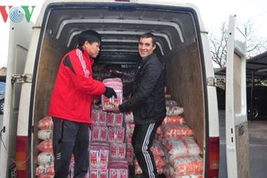 Người Việt tại Odessa trao quà tặng Hội Chữ Thập Đỏ Ukraine
