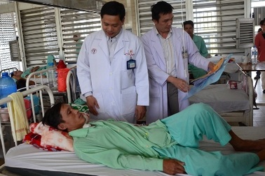 Một thanh niên bị đứt thực quản, thanh quản vì dây thép giăng ngang đường