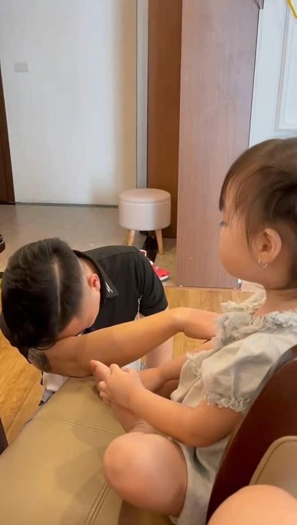 Ông bố khóc nức nở khi con gái sắp phải... đi học mẫu giáo - 2 Ông bố khóc nức nở khi con gái sắp phải... đi học mẫu giáo - 2