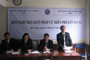 Bà con vùng cao hào hứng đi nghe tư vấn pháp luật