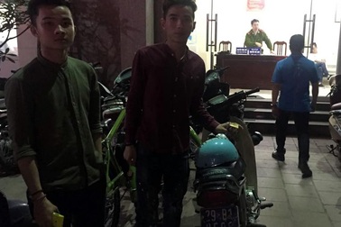 Hà Nội: Nhân viên quán karaoke đi xe gian gắn biển xanh