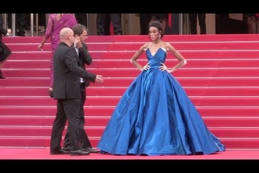 Winnie Harlow rực rỡ váy xanh