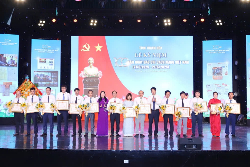 Báo Dân trí nhận Bằng khen của Chủ tịch UBND tỉnh Thanh Hóa - 2 Báo Dân trí nhận Bằng khen của Chủ tịch UBND tỉnh Thanh Hóa - 2