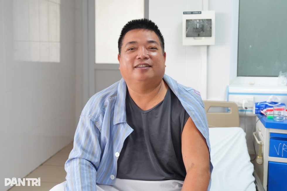 Ngỡ chỉ là cơn sốt nhẹ, người đàn ông rơi vào sốc sốt xuất huyết nguy kịch - 4 Ngỡ chỉ là cơn sốt nhẹ, người đàn ông rơi vào sốc sốt xuất huyết nguy kịch - 4