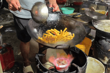 "Hủ tiếu nhà xác" ở TPHCM càng khuya càng đông và sự thật về món cơm màu đỏ