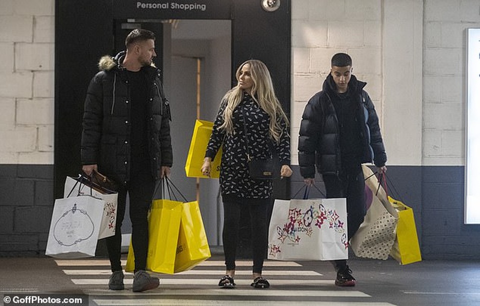 Vừa tuyên bố phá sản, Katie Price lại đi sắm loạt đồ hiệu - 6 Vừa tuyên bố phá sản, Katie Price lại đi sắm loạt đồ hiệu - 6