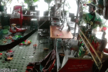 Người đàn ông lấy điện thoại trên tay bé gái gần trụ sở công an